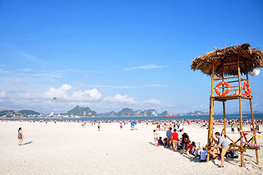 Tắm biển ở Bãi Cháy