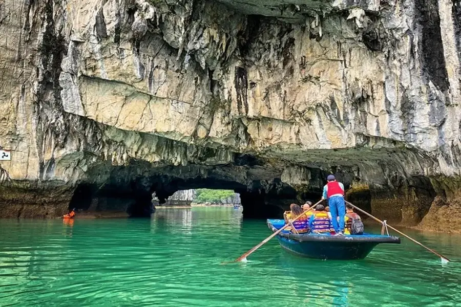 Chèo Kayak và Thăm Hang Luồn
